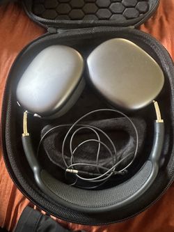 Apple AirPods Max (1st Gen – Lightning)