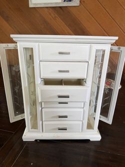 Jewelry box