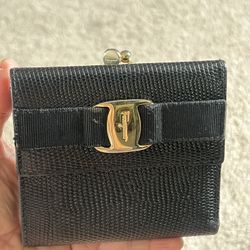 Authentic Vintage Salvatore Ferragamo Black Trifold Leather Wallet Kisslock Change Pouch Card Women's Designer Fashion Wallet 