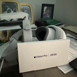 Apple Vision Pro 512GB – Like New – AppleCare+ – Extras Included