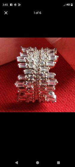 Beautiful Designer Women’s Ring – Size 8 Princess-style silver-tone ring with an elegant, timeless look. Comes in a lovely pink gift box — 