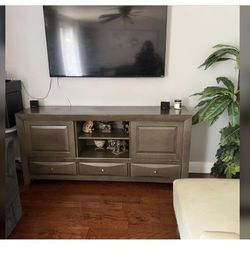 Tv Stand Un Great Condition Original Payed 400 Asking 200 O.b.o