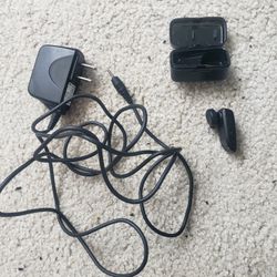 Bluetooth ear piece w/charger & case