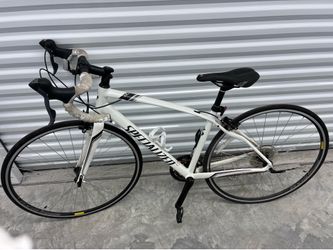 White Specialized Dolce Women’s  Road Bike with a lightweight alloy frame.