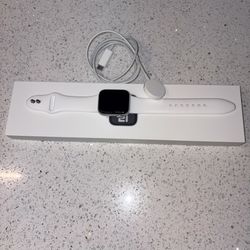 Apple Watch SE 2 40mm GPS Silver White Sport Band 