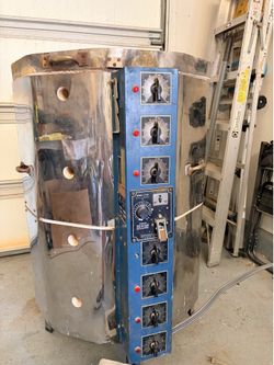 Functional Cress electric kiln. Kiln is model B-31-H. It requires 240 AC volts and 59 amps. Kiln has multiple control dials and a timer for estimated
