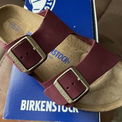 NEW Arizona Big Buckle Birkenstock Size 8 (39) Maroon color.