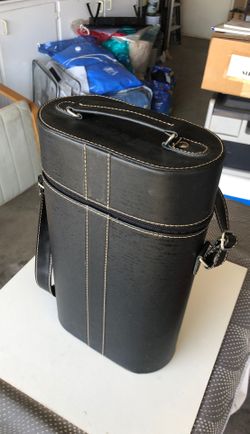 Wine bottle carrying case