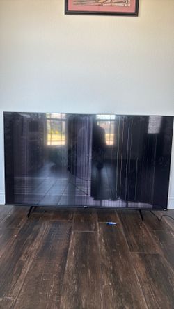 *DAMAGED SCREEN* Hisense 65” Roku Tv