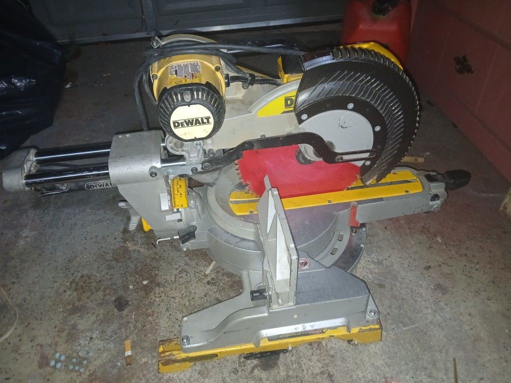 DeWalt DWS782 12-Inch Double Bevel Sliding Compound Miter Saw