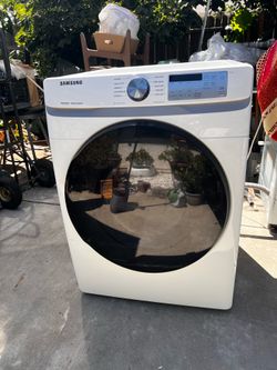 Samsung 3 prong dryer equipped with MultiSteam technology and a Moisture Sensor