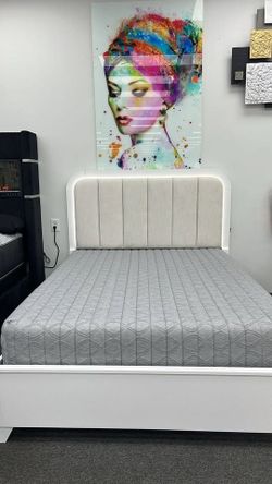 Sleek white finish 5 pc bedroom set w/led light features touch of modern glamour