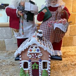 Santa Claus And Mrs Claus With Gingerbread House Set