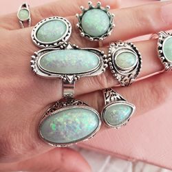Raisin Opal Rings Set 8pcs Green Colored Zinc Alloy And Metal Material. Size 10  And Down