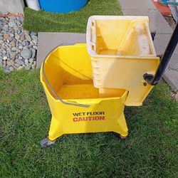 Rubbermaid Commercial Mop Bucket with Wringer