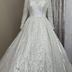 wedding dress 👰 Never Been Used Just Warm  .