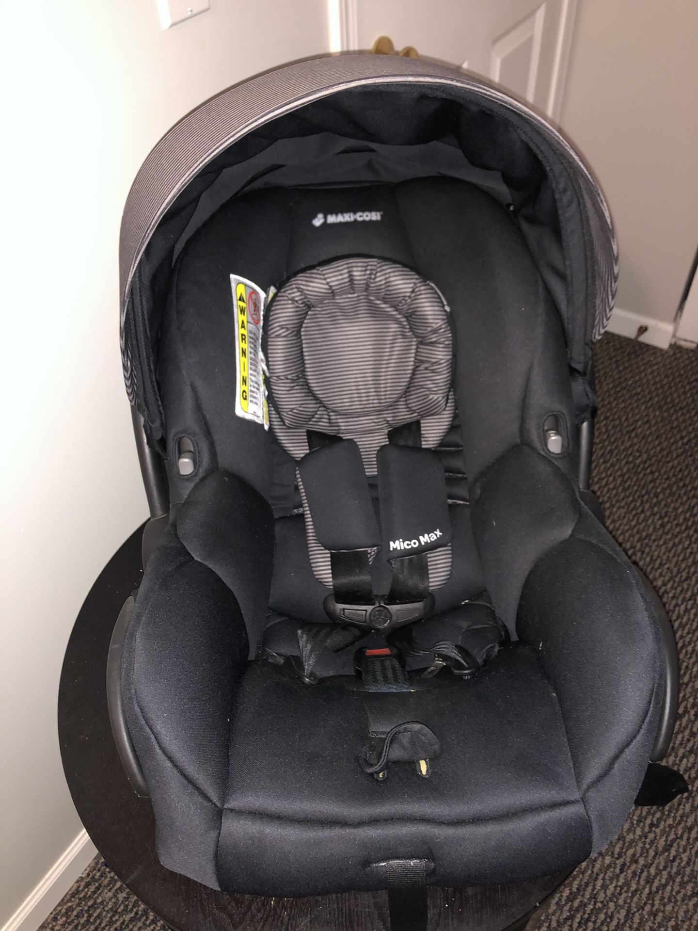 Maxi Cosi Mico 30 Car seat with latch base