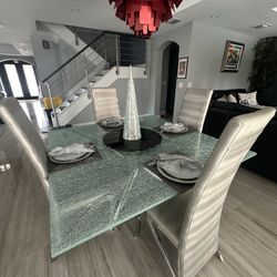 Modern Dining room set With 4 Chairs. Excellent Condition 