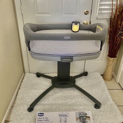 Chicco 3 In 1 Arm Reach Portable Bassinet / Changing Table With New Diaper Organizer