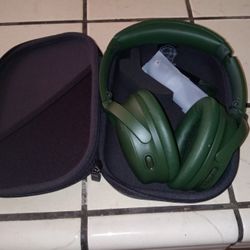 Bose Noise Cancelling Headphones Work's Great $200.00 Or Best Offer 