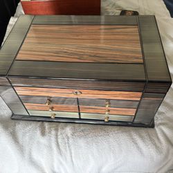 Cigar humidor