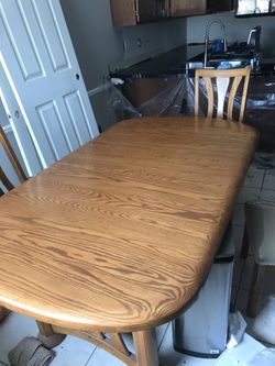 Dinning room table. Solid oak with 2 leafs.