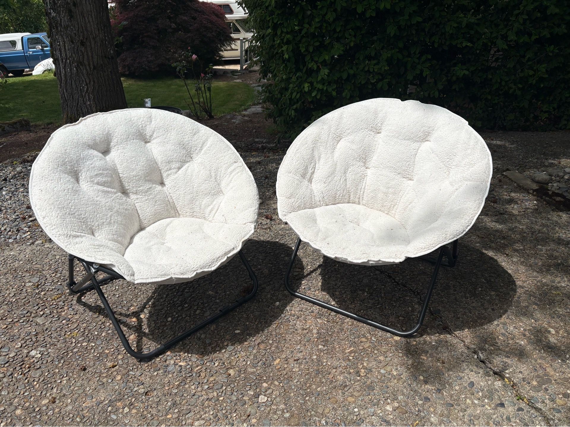 Folding lounge chairs metal base