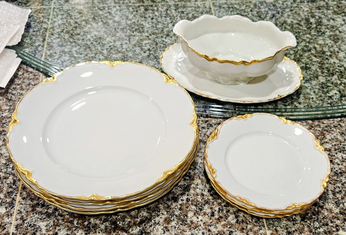 8-Piece Hutschenreuther Selb "The Blenheim 970" Fine China Set: Gravy Boat, 4 Dinner Plates & 3 Racine Dessert Plates