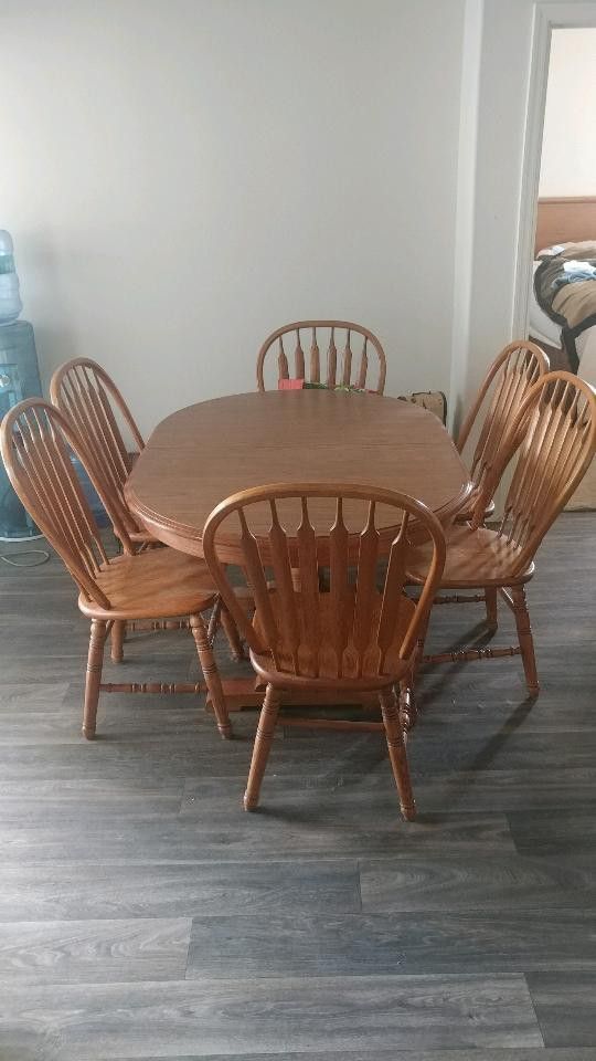 Oak formica table with 6 chairs and extra leaf