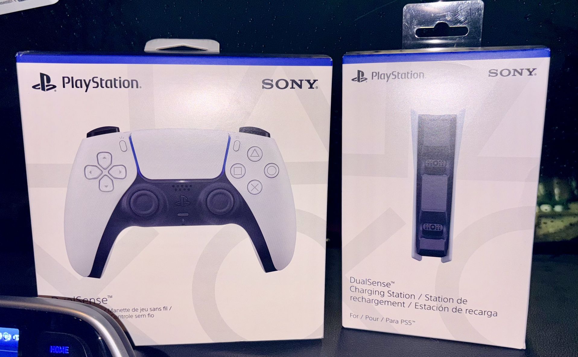 Dual Sense PlayStation 5 controller & Charge Station