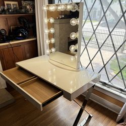 Impressions Makeup Vanity With Table