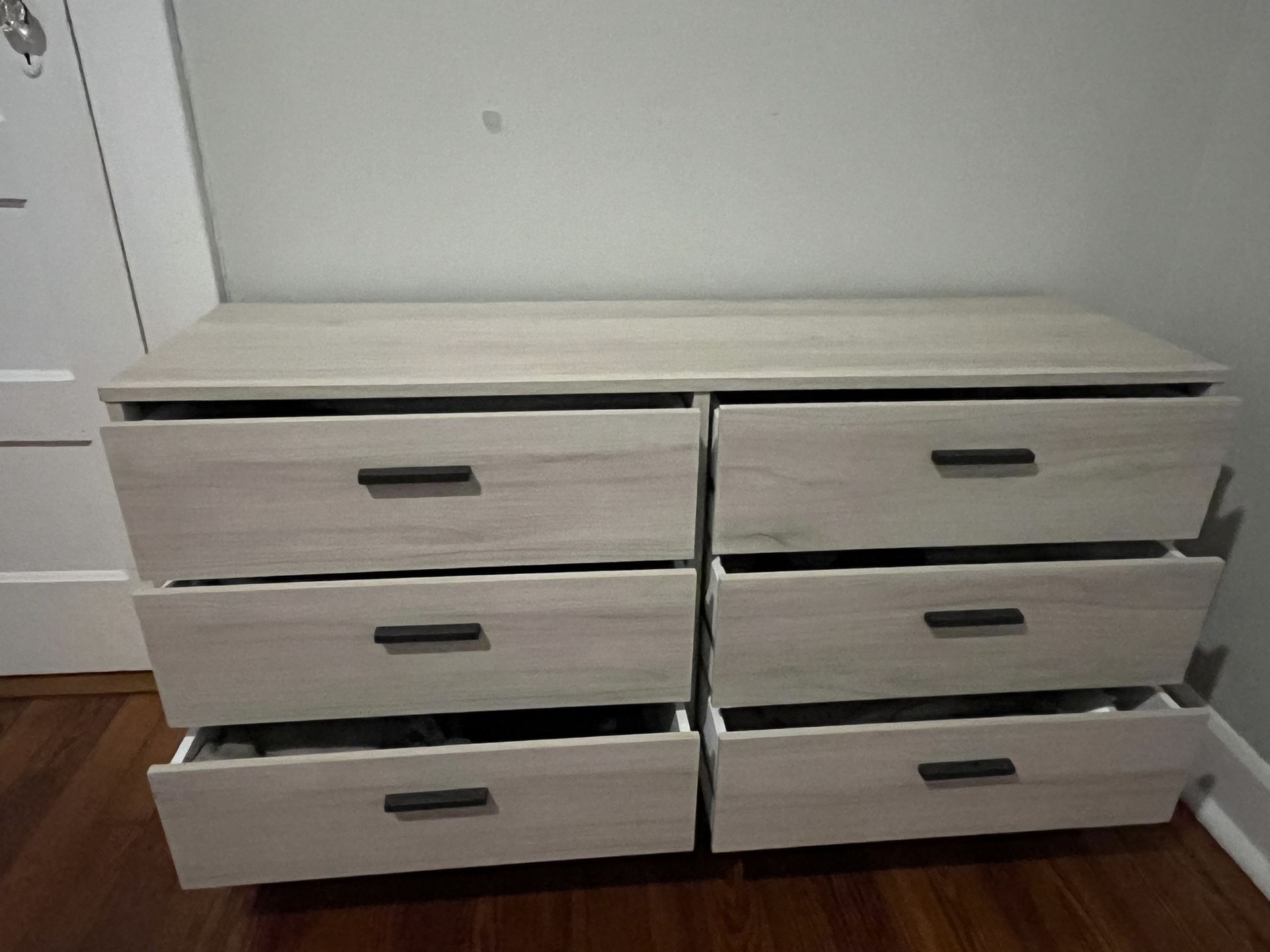 Ivory Dresser With 6 Drawers