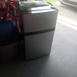 Insignia 2 door refrigerator Freezer Combo Need Gone TODAY