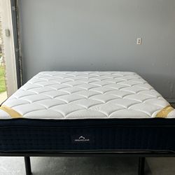 Cal King DreamCloud Premier Rest Mattress In Excellent Condition 