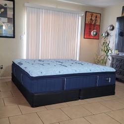 BRAND NEW KING SIZE STEARNS AND FOSTER PILLOWTOP MATTRESS AND BOXSPRINGS FOR SALE!  IN EXCELLENT CONDITION, FREE DELIVERY 