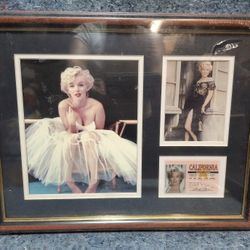 MARILYN MONROE 2 CLASSIC PHOTOS AUTOGRAPH AND COPY OF DRIVER LICENSE & WITH PHOTO