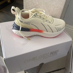 Tennis shoes