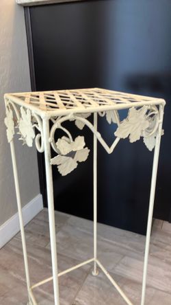 Vintage Style Cream Metal Plant Stand / Side Table (2 Feet Tall)