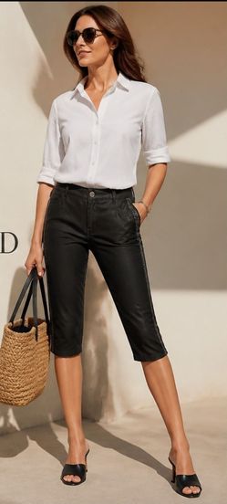 "Apperloth A" Women's Size XL Black Faux Leather Stretch Capris Sparkly Trimmed Pant. 
Apperloth A black coated leather-look capri pants featuring rhi