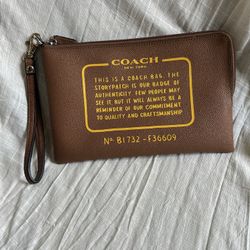 *RARE COLOR COMBO* Coach Storypatch Wristlet