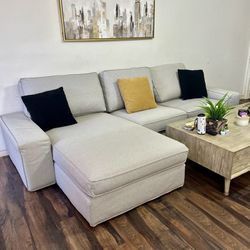 **Delivery Available ** 2 Piece Sectional Couch/Sofa