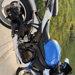 Motorcycle ( Suzuki GSXR 600)