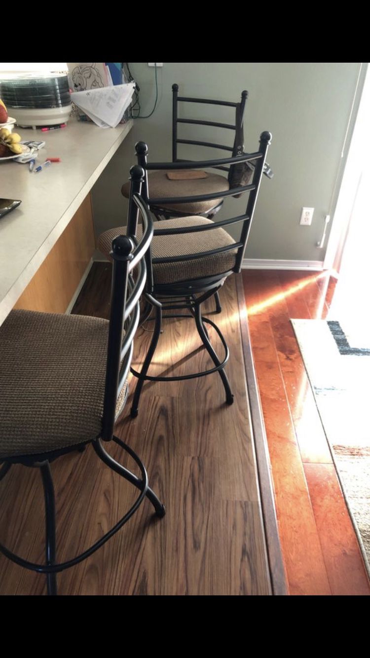 Breakfast nook/dining table with 4 chairs and 3 matching bar stools