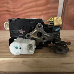 2001--2006 Cadillac Chevrolet Gmc Door Actuator Latch Front LH Driver Side OEM