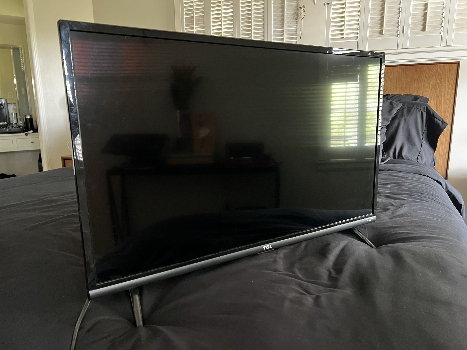 TCL ROKU TV 32 In With Remote 