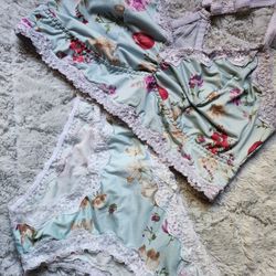 WOMANS FLORAL LINGERIE SET BY TORRID