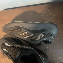 Yeezy 700 V3, 9.5 Size