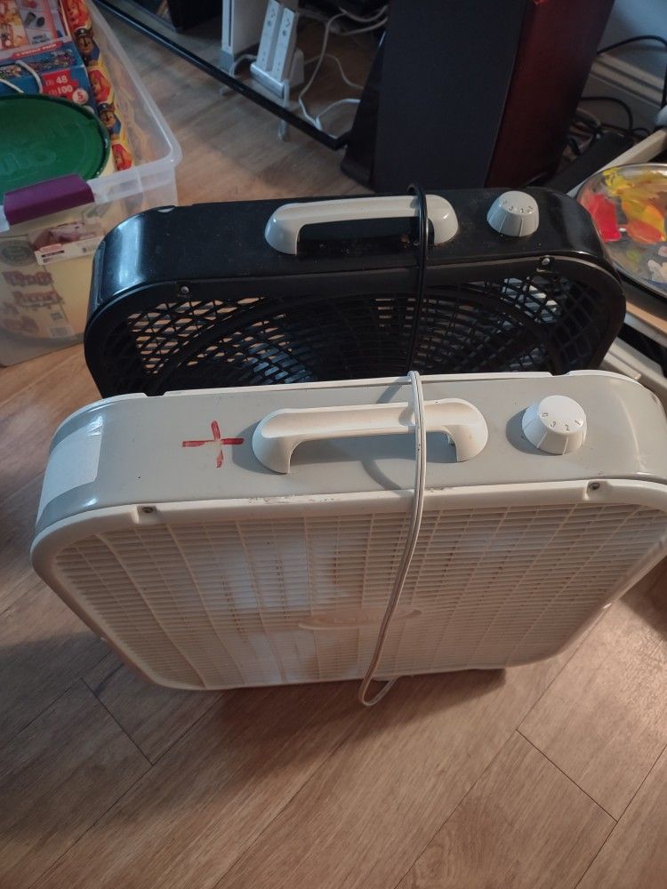 2 Box Fans
