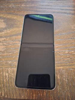 Samsung Galaxy Z Flip 5 **Normal wear and tear **