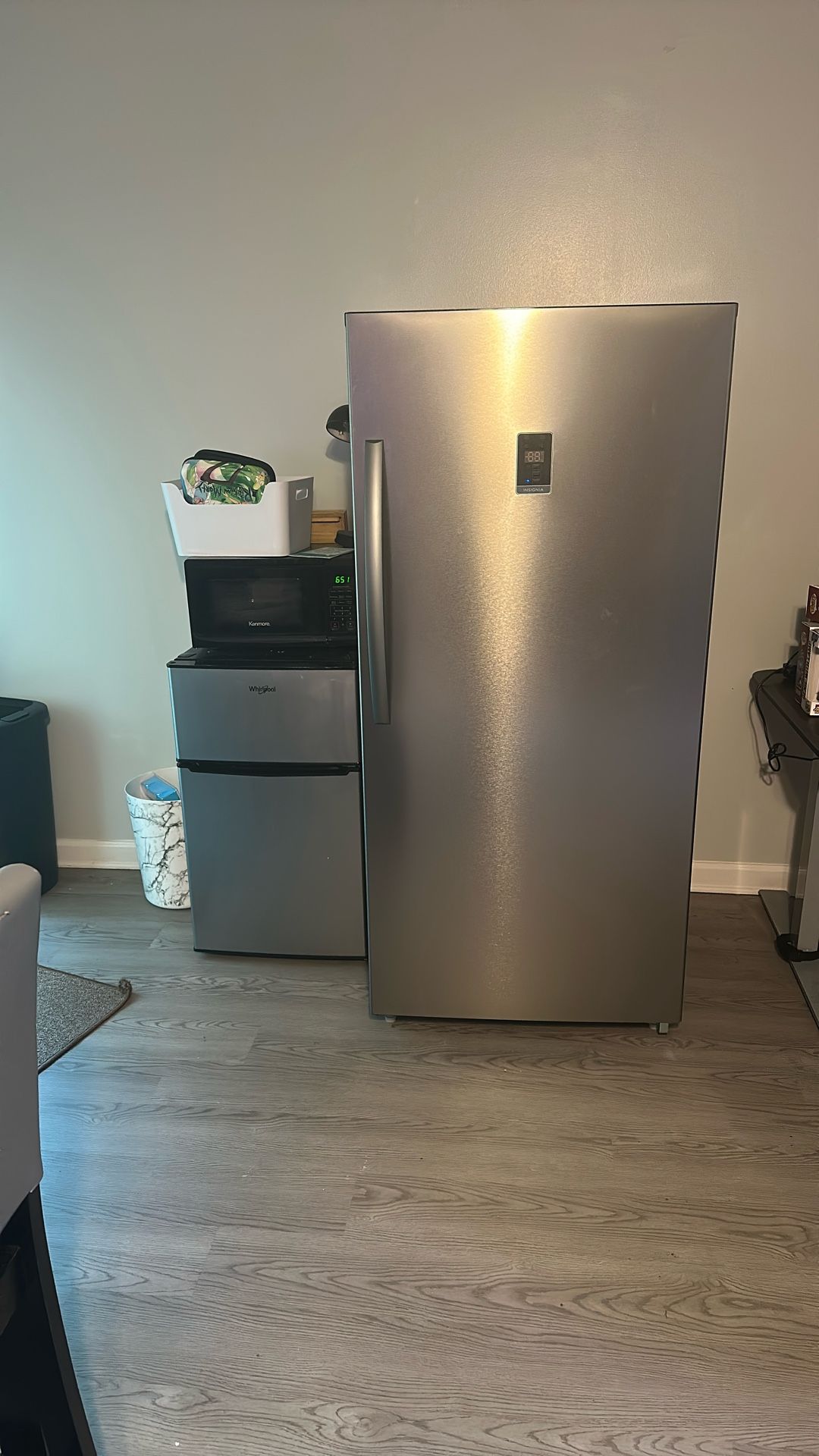 Upright Convertible freezer/fridge Insignia